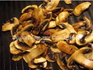 cogumelos no grelhador copy