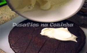 deitar cobertura no bolo copy