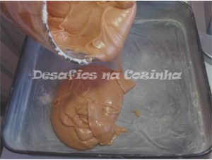 Deitar massa na forma copy