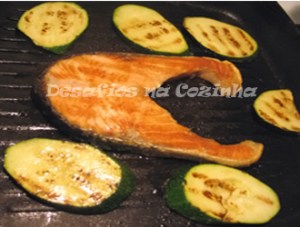 Salmão grelhado com courgete copy