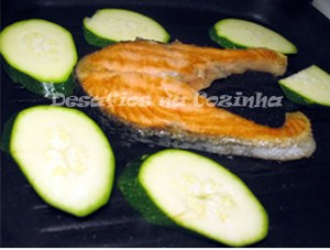Salmão no grelhador com courgete copy