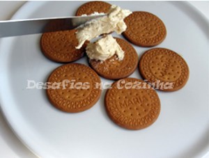 Colocar creme nas bolachas copy