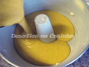 Deitar massa na forma copy