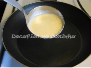 Deitar massa na frigideira copy