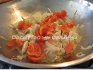 Juntar metade do tomate copy