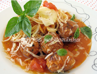 Almondegas no prato copy