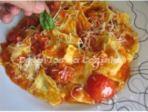 Decorar com folhas de manjericão copy