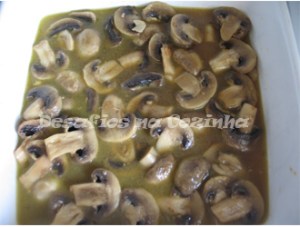 Deitar cogumelos na assadeira copy