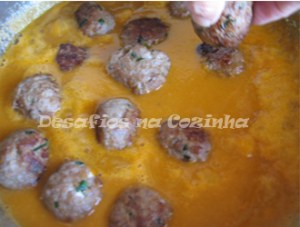 juntar bolas ao molho copy