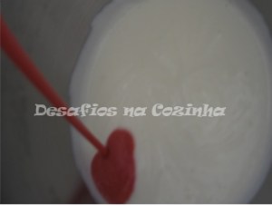 Juntar iogurte ao morango copy