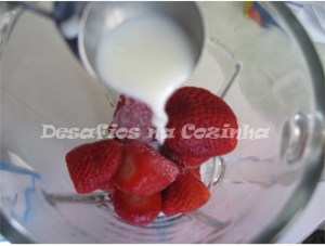 Juntar leite aos morangos copy
