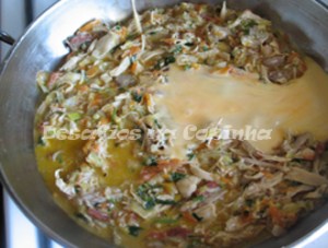 Juntar Ovo batido com farinha de milho copy