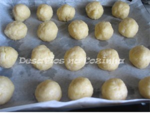 Bolas em tabuleiro para ir ao forno copy
