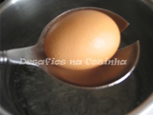 Colocar ovo na água a ferver com colher copy