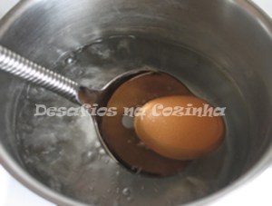 Colocar ovo na água a ferver copy