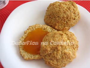 Scones no prato com doce copy