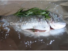 Ervas em cima do peixe copy