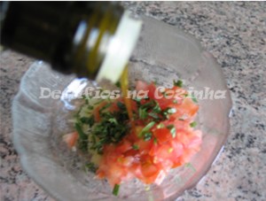 Juntar azeite ao molho copy