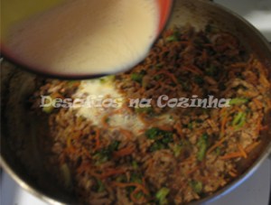 Juntar leite e ovo a carne copy