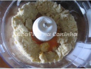 Juntar ovo à massa copy