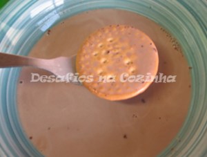 Molhar as bolachas no leite copy