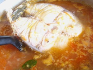 Retirar peixe cozinhado copy