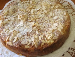 Bolo no prato polvilhado com açucar copy