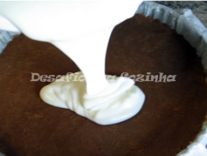 Deitar mistura de queijo no forma copy