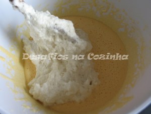 envolver as claras com farinha nas gemas copy