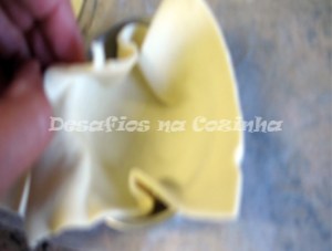 Forrar as formas com massa copy