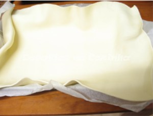 Forrar tabuleiro com massa copy