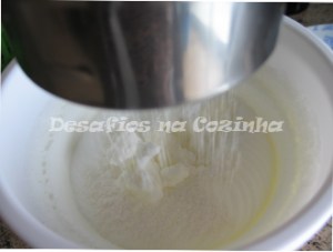 Juntar farinha às claras copy