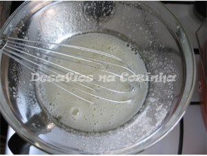 Bater açucar com as claras em banho maria copy