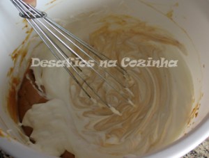 Juntar as natas ao leite condensado copy