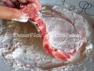Passar costeletas por farinha copy