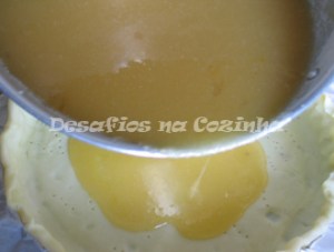 Deitar massa na forma copy