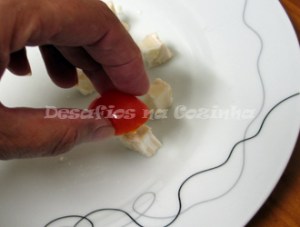 encaixar tomate no queijo copy